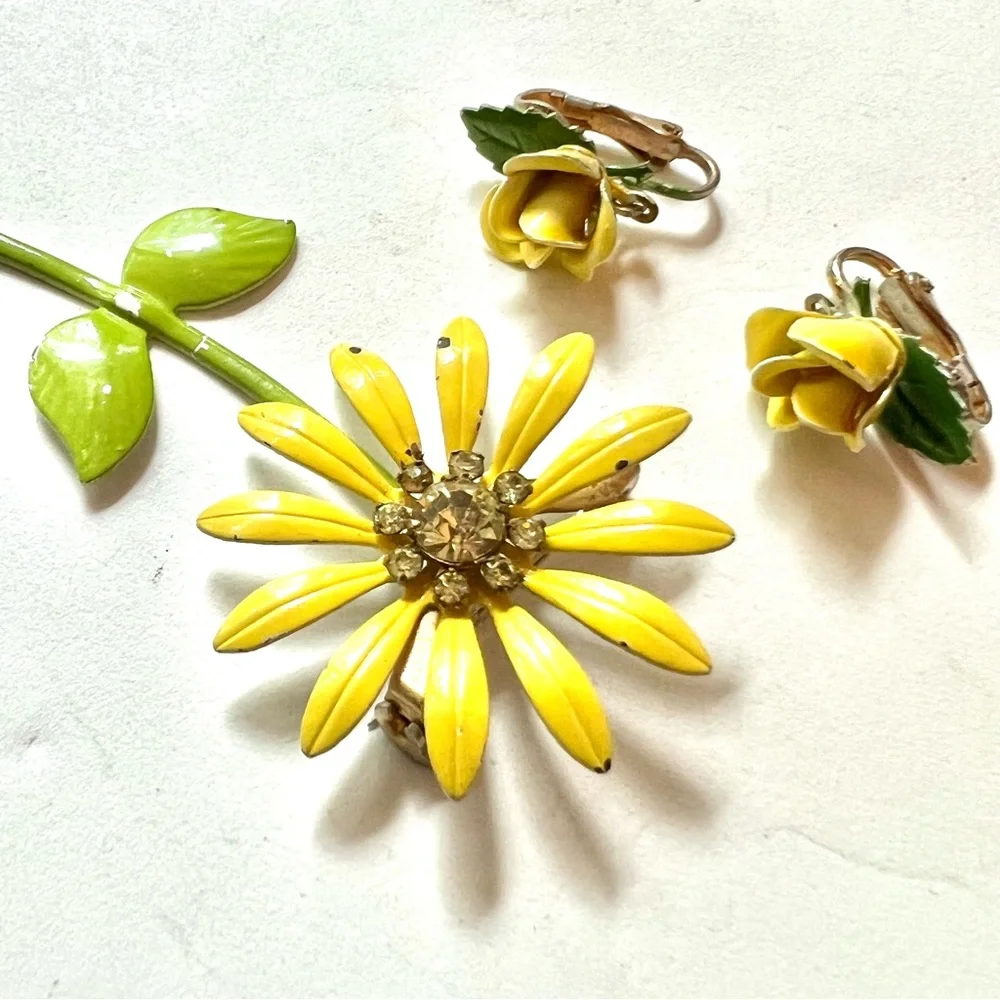 Vintage Flower Brooch Ear Clip Set Yellow Daisy Floral Earrings Pin Enamel Metal